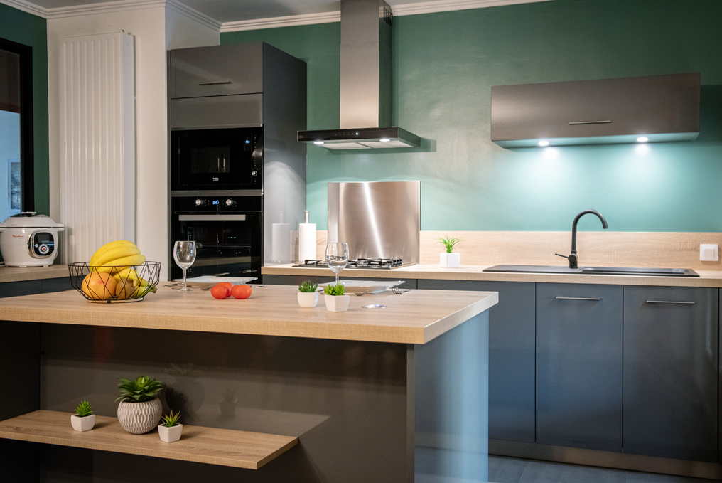 cuisine-ouverte-contemporaine-mur-bleu-chateaubriant