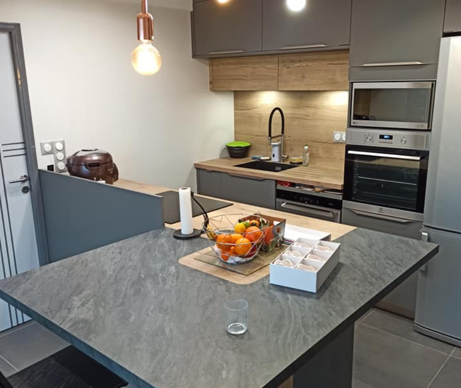Cuisine-contemporaine-bois-et-gris