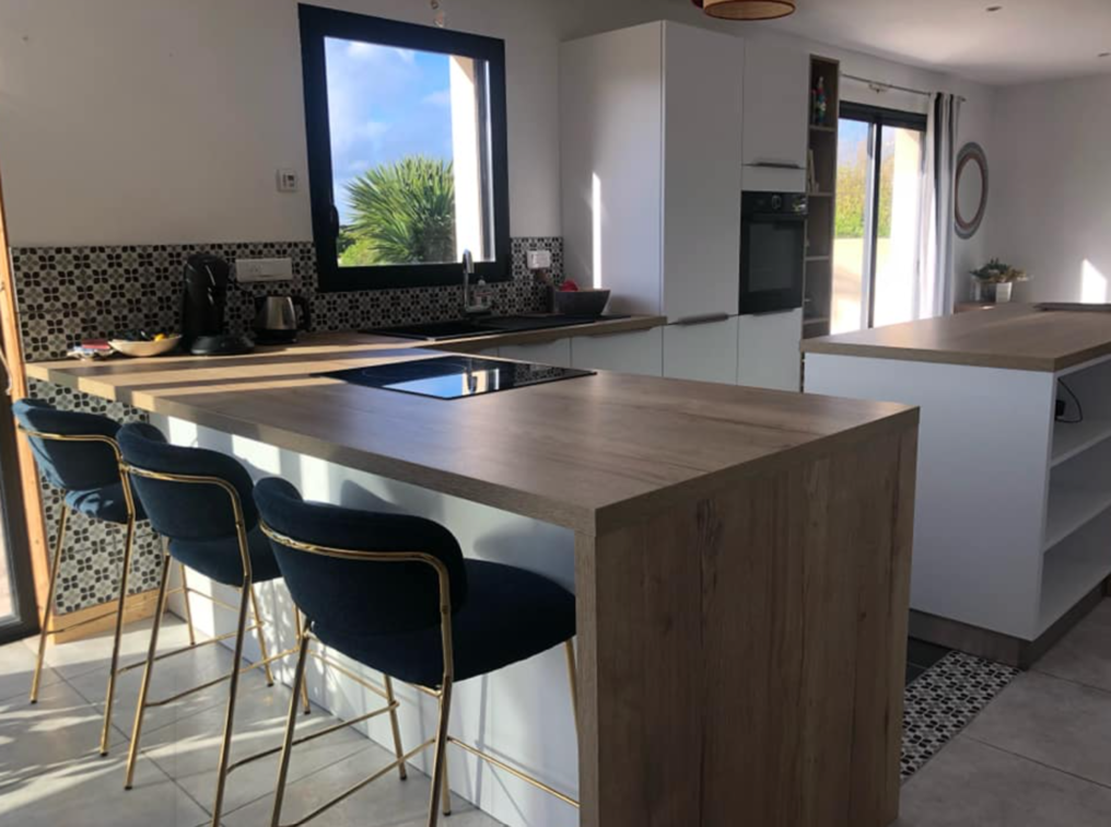 Cuisine-contemporaine-avec-îlot-central-convivial