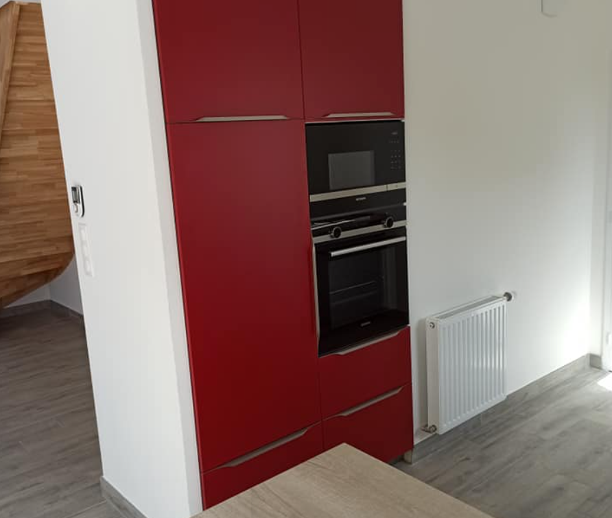 Cuisine-ouverte-rouge-et-grise