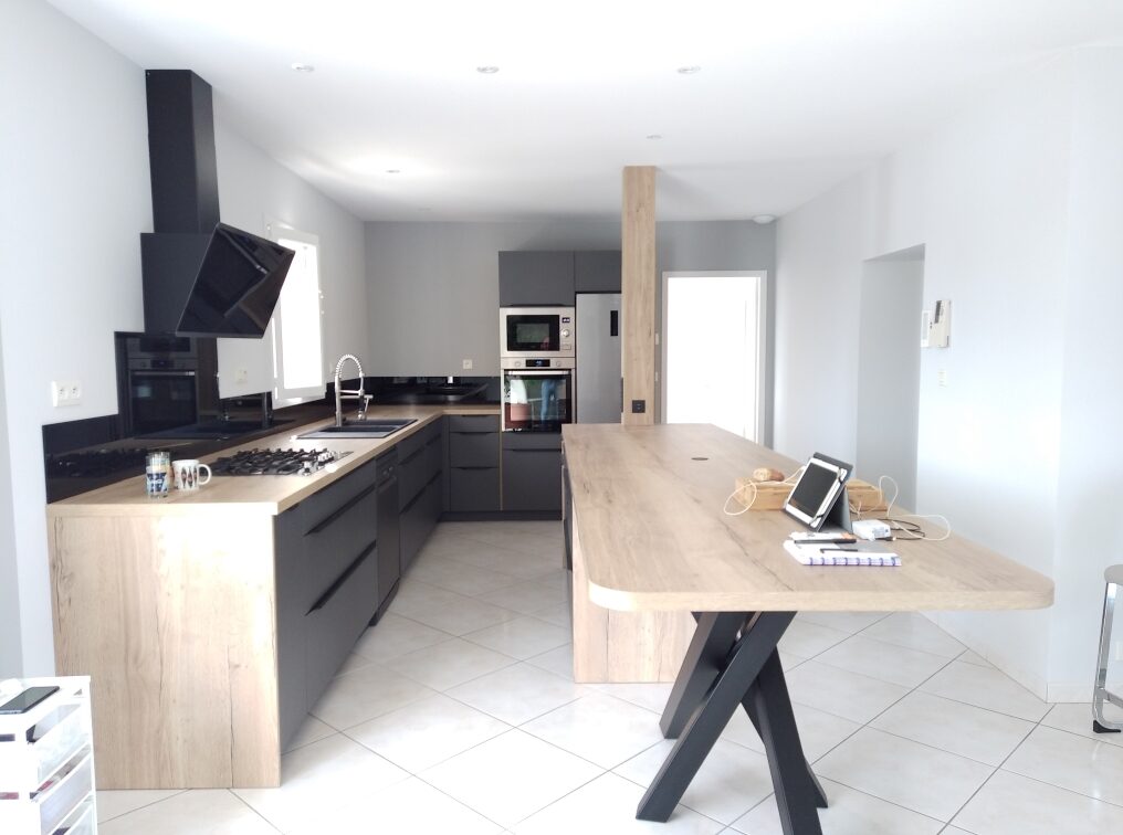 Lumineuse-cuisine-en-L-avec-crédence-en-verre