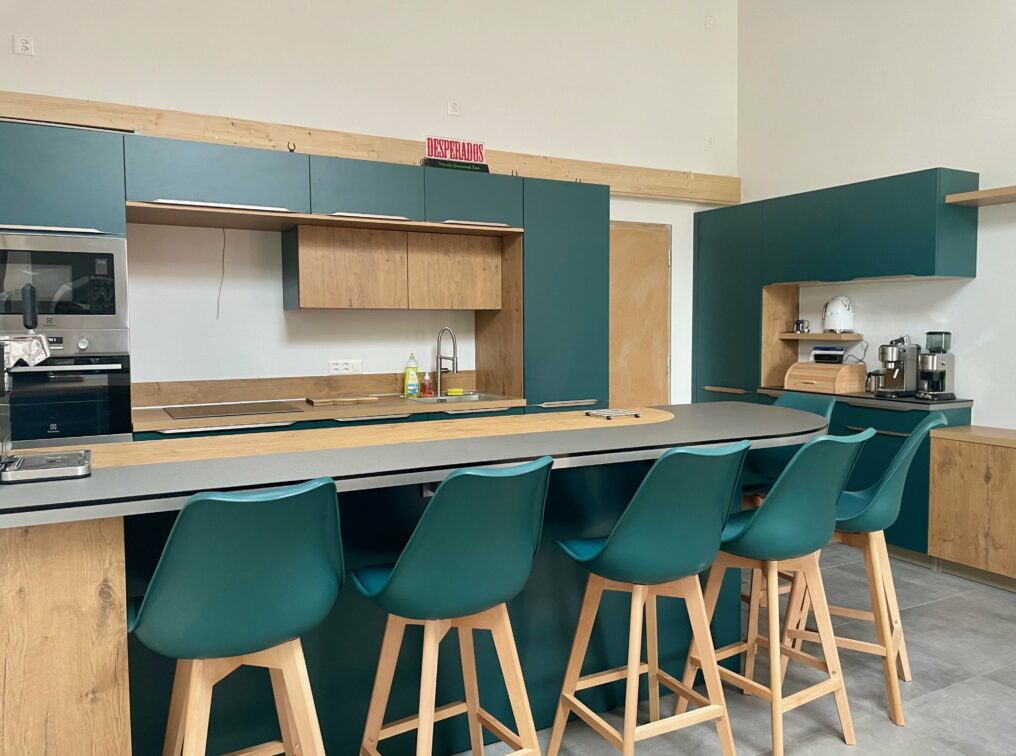 Cuisine-moderne-aux-façades-vert-kaki