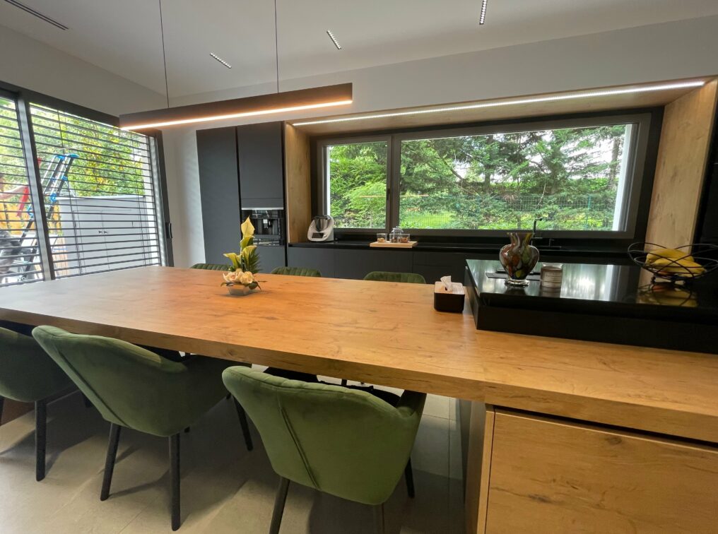 Vaste-cuisine-contemporaine-noir-extra-mat