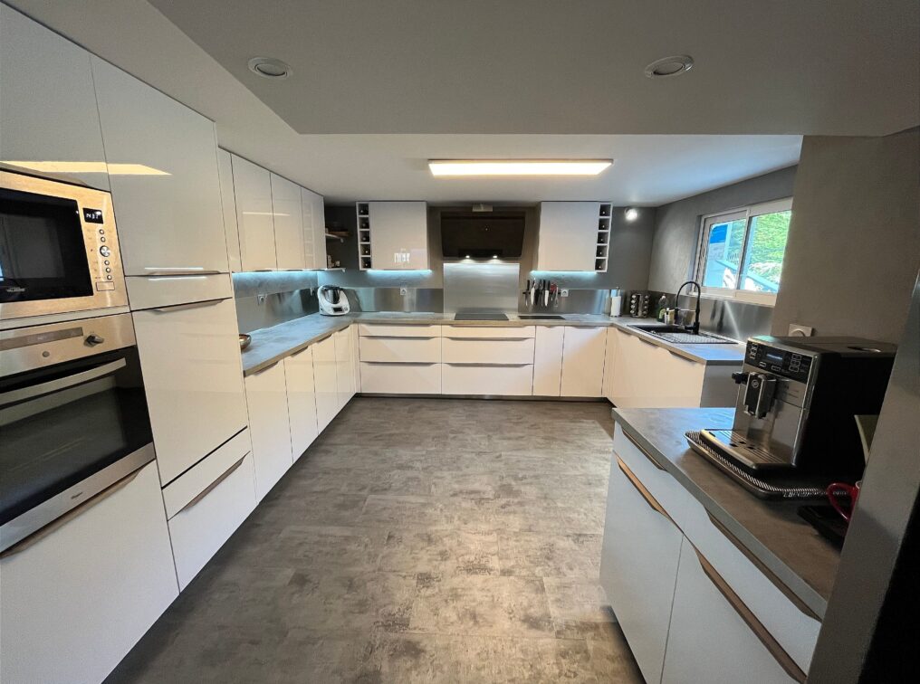Cuisine-contemporaine-spacieuse