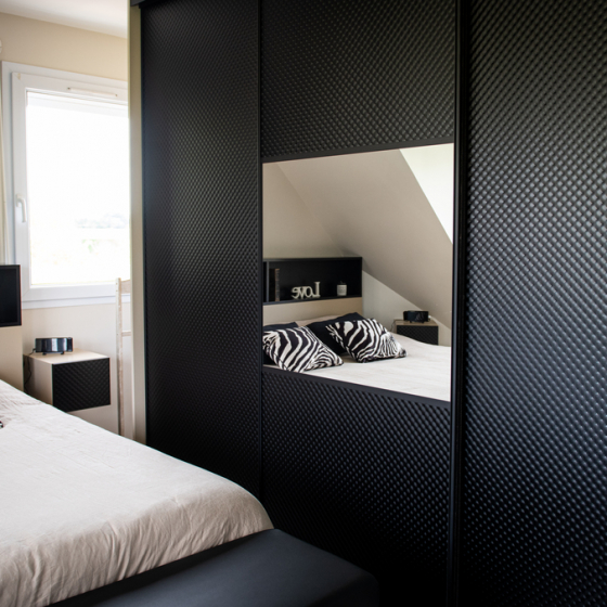 ensemble-meubles-noirs-dans-une-chambre