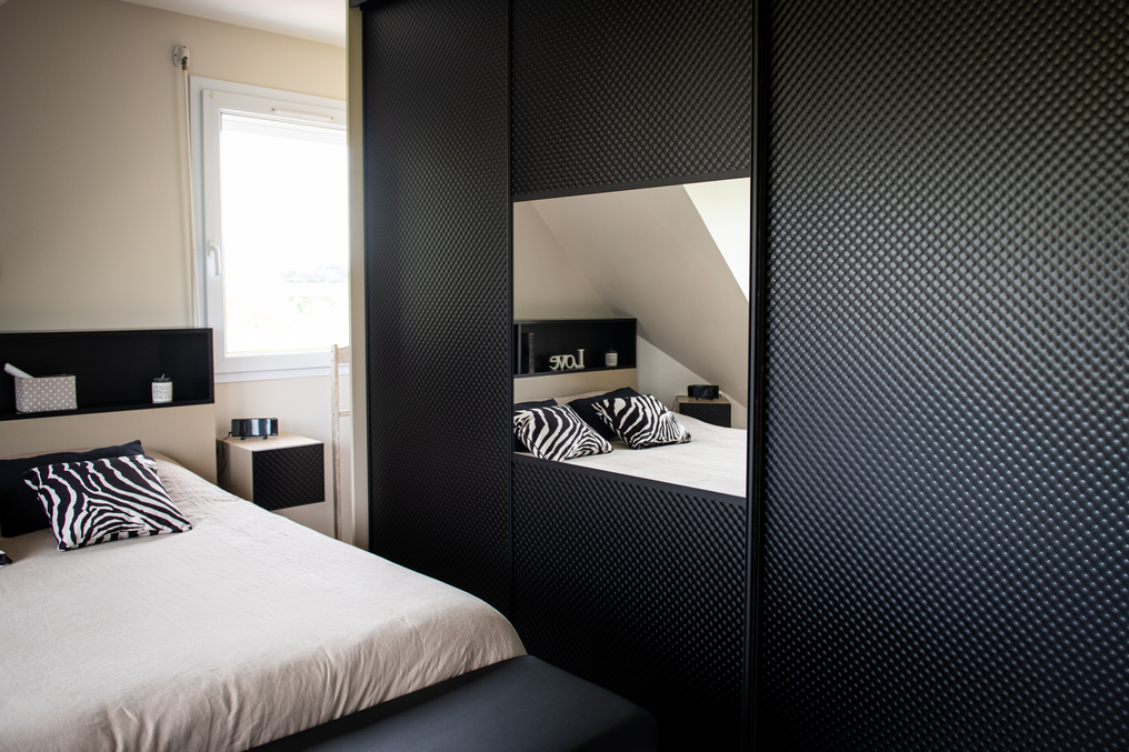 ensemble-meubles-noirs-dans-une-chambre