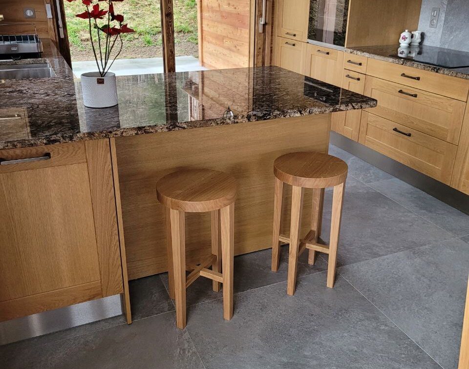 Cuisine-en-décor-chêne-naturel-avec-plan-de-travail-en-dekton-noir