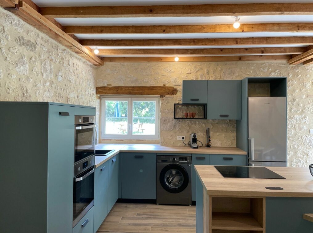 cuisine-bleue-murs-pierres-comera-cuisines-villereal