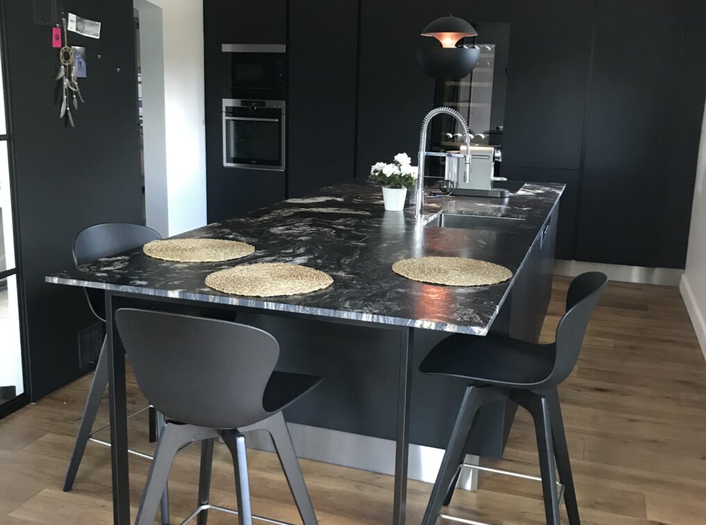 cuisine-noir-extra-mat-plan-travail-granit-comera-cuisines-sautron