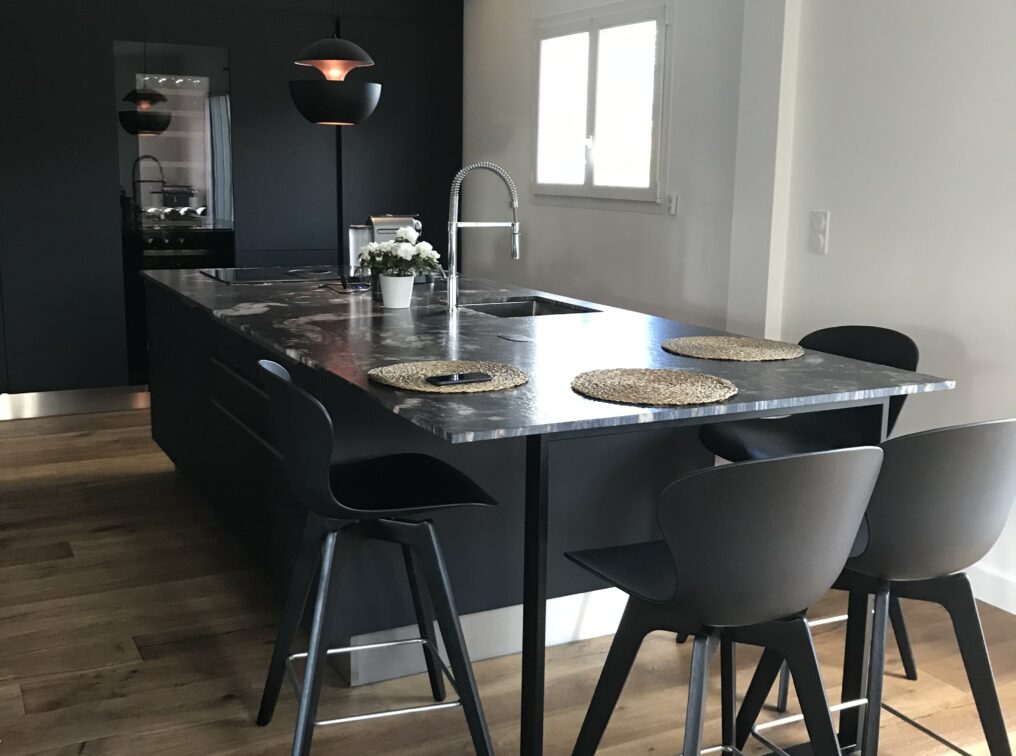 Réalisations Cuisine noire avec plan de travail granit - COMERA Cuisines