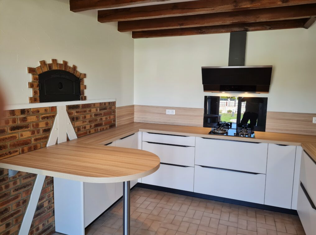 cuisine-blanche-u-coin-repas-maizieres-la-grande-paroisse