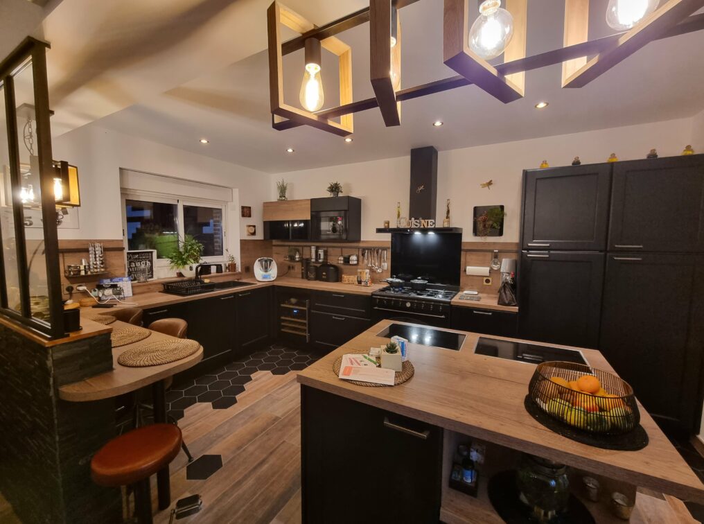 cuisine-contemporaine-noire-verriere-fleury-les-aubrais