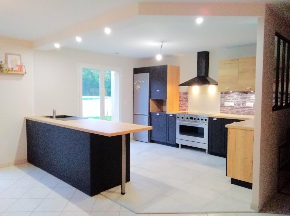 cuisine-contemporaine-spacieuse-lumineuse-choisey
