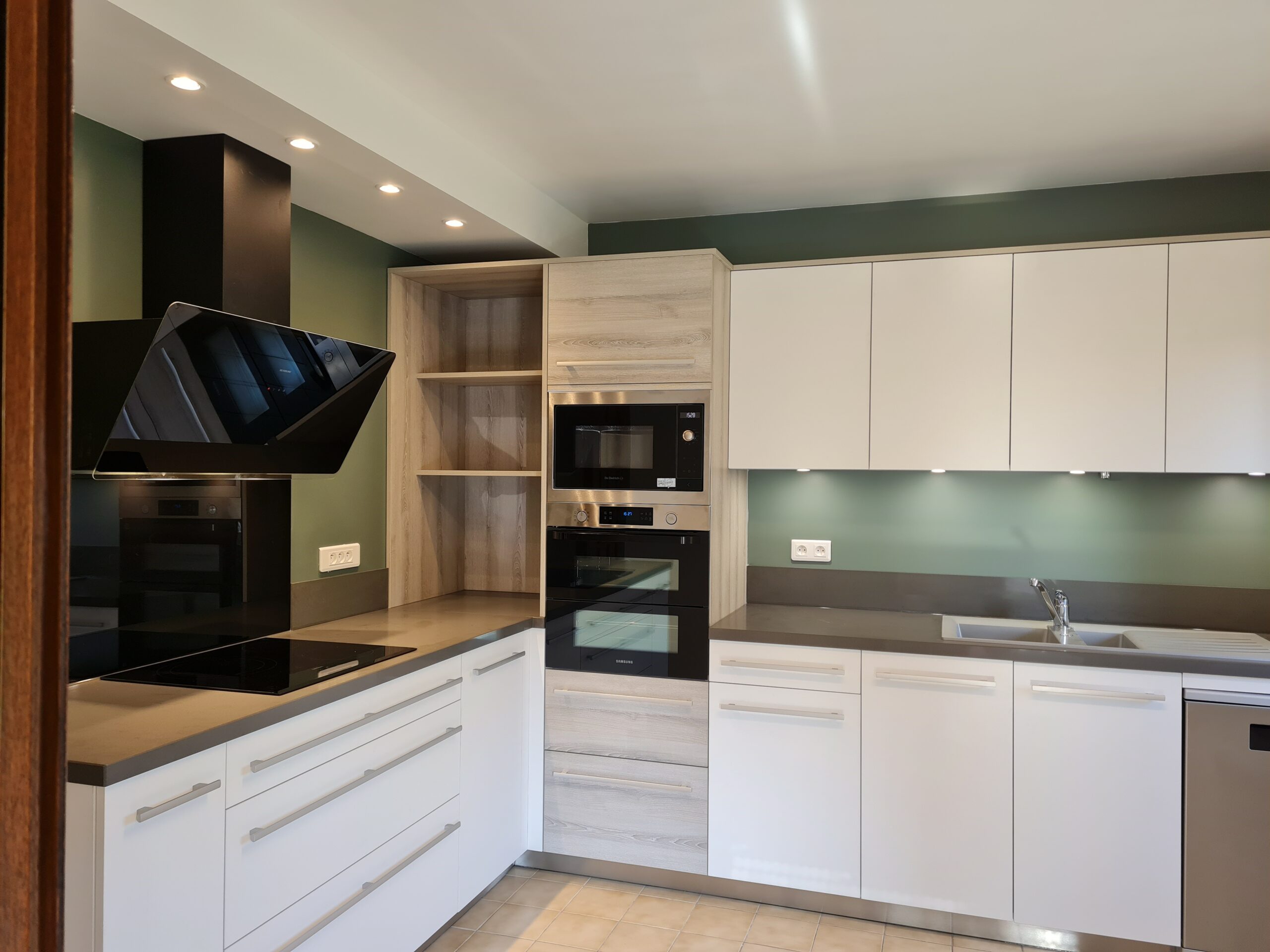 R alisations cuisine moderne taupe et blanc d t comera cuisines