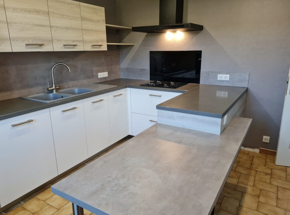 cuisine-u-facades-blanches-decro-bois-maizieres-la-grande-paroisse