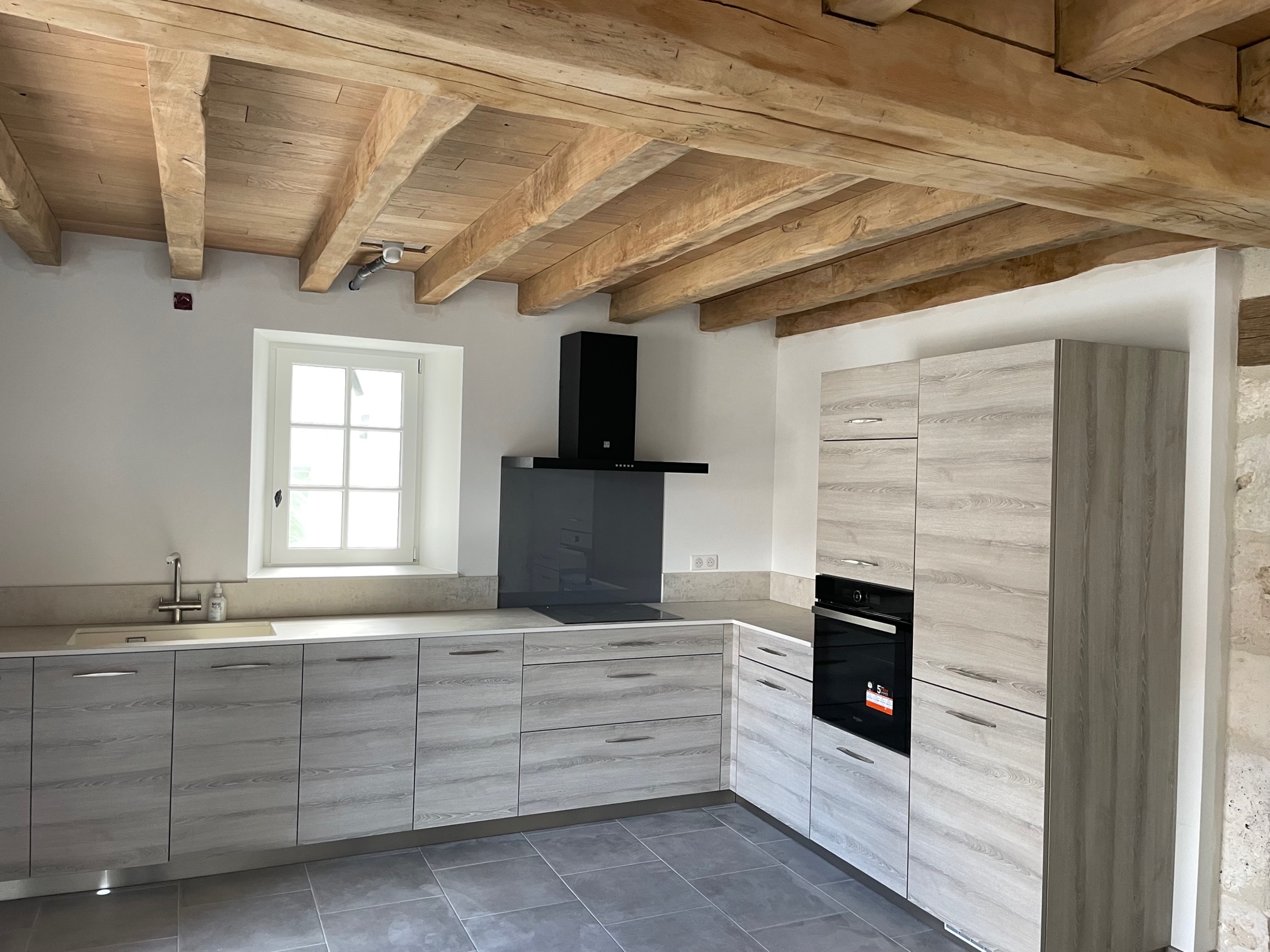 spacieuse-cuisine-charmante-nature-poutre-villereal