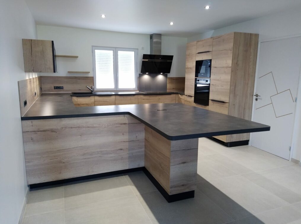 cuisine-contemporaine-noir-decor-bois-choisey