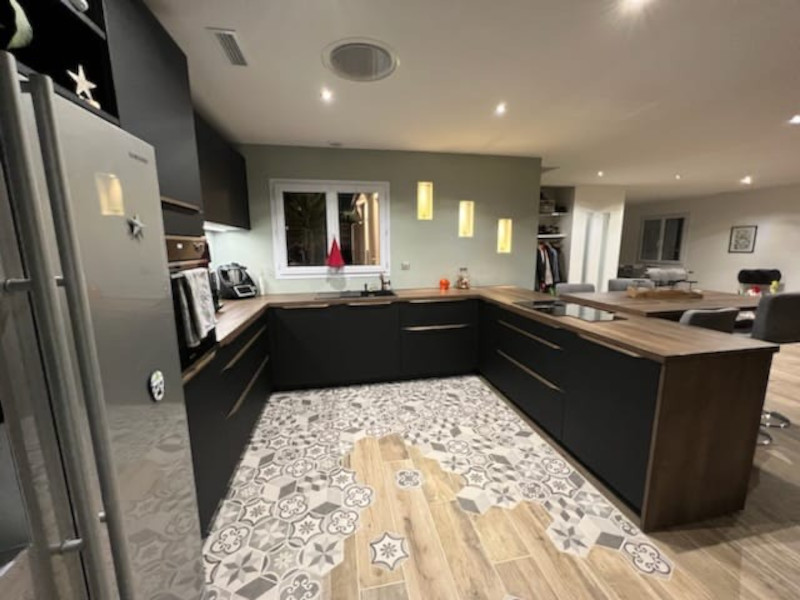cuisine-contemporaine-noir-decor-bois-merignac
