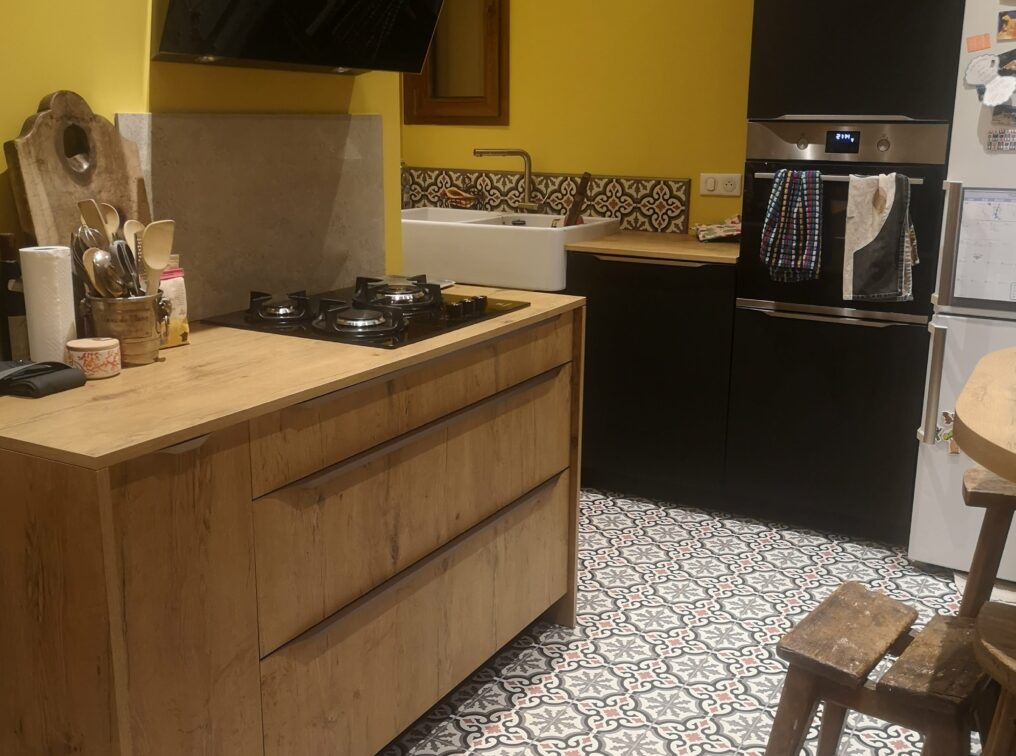 cuisine-contemporaine-originale-noir-décor-bois