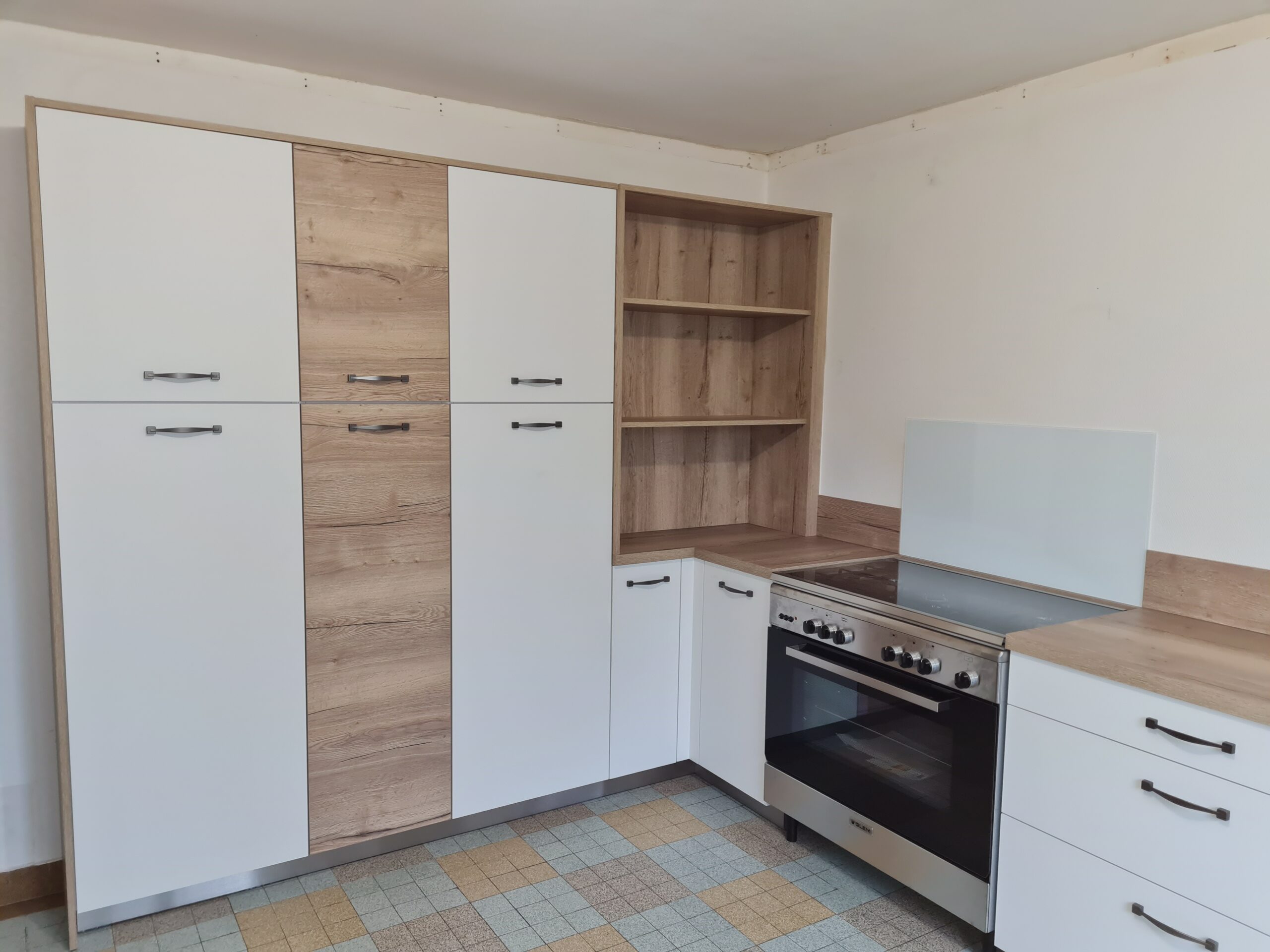 cuisine-contemporaine-sobre-blanc-décor-bois-maiziere-la-grande-paroisse