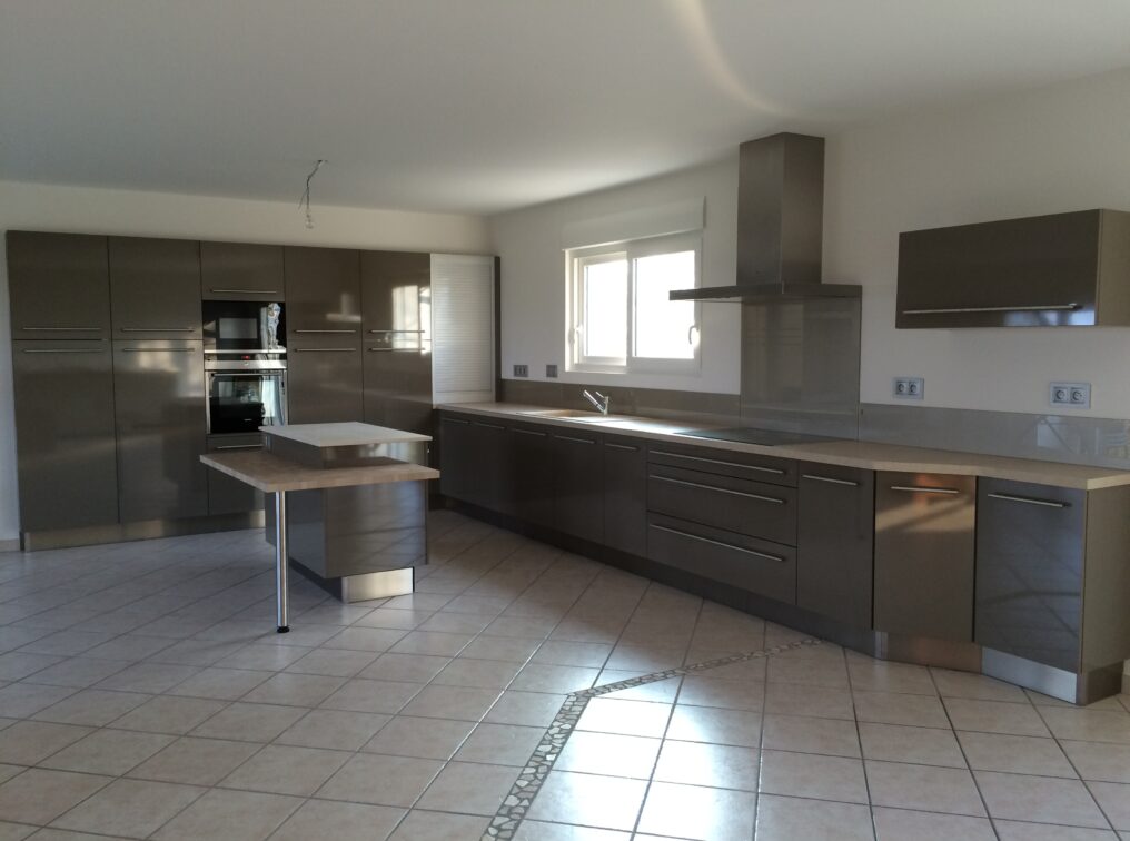 cuisine-contemporaine-spacieuse-gris-beige-clermont-ferrand