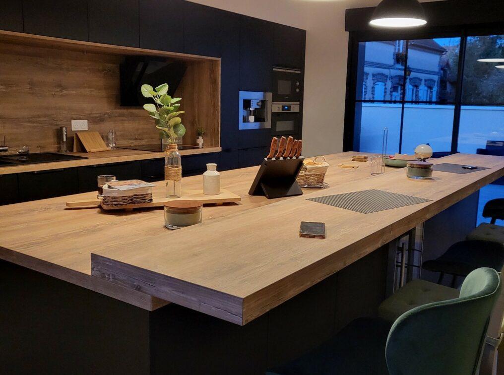 cuisine-design-moderne-plan-travail-stratifie