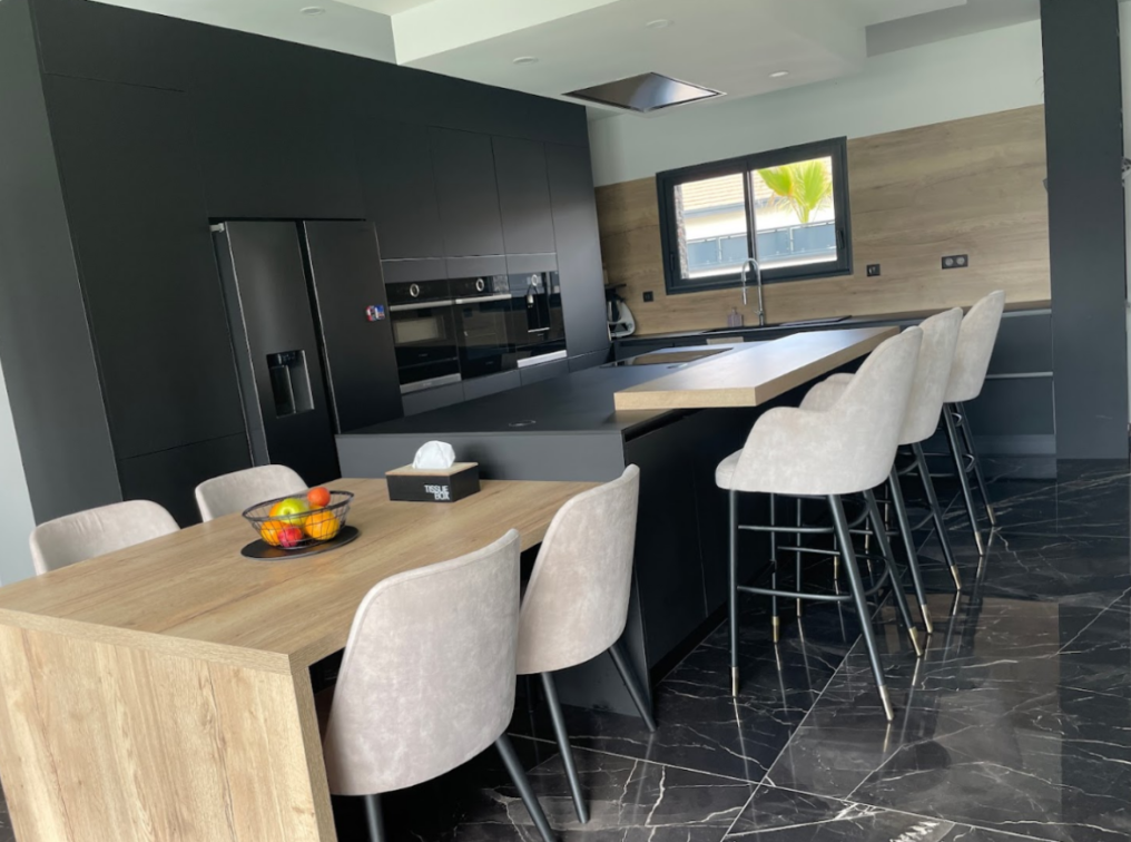 cuisine-moderne-elegante-noire-sol-effet-marbre