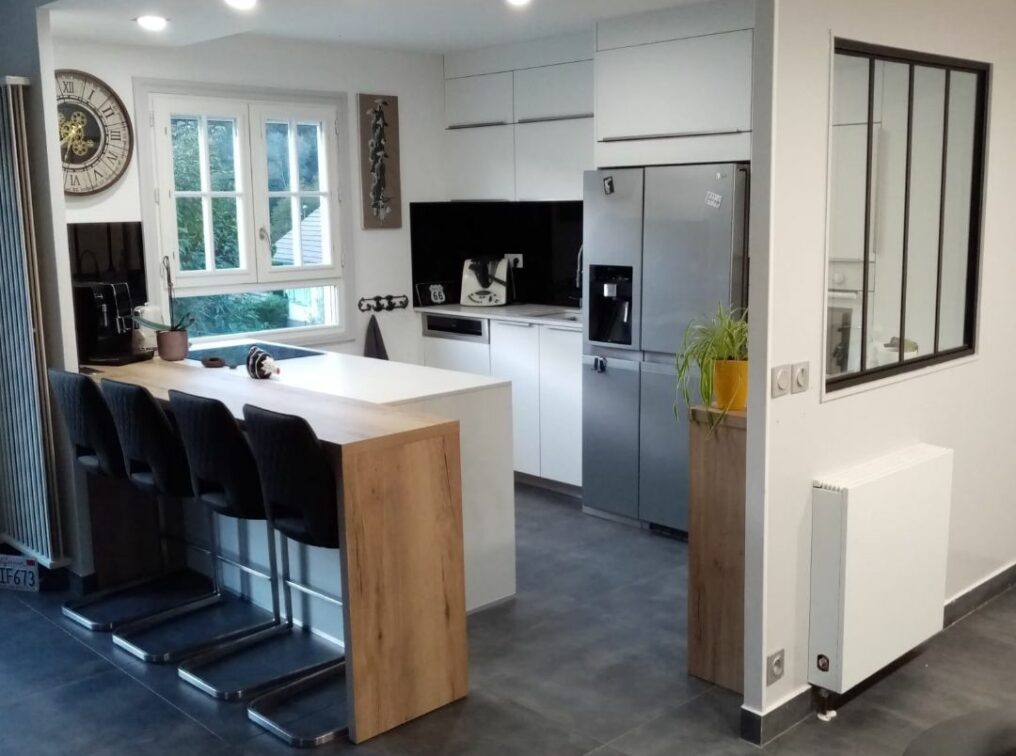 cuisine-moderne-lumineuse-coin-repas-chambery