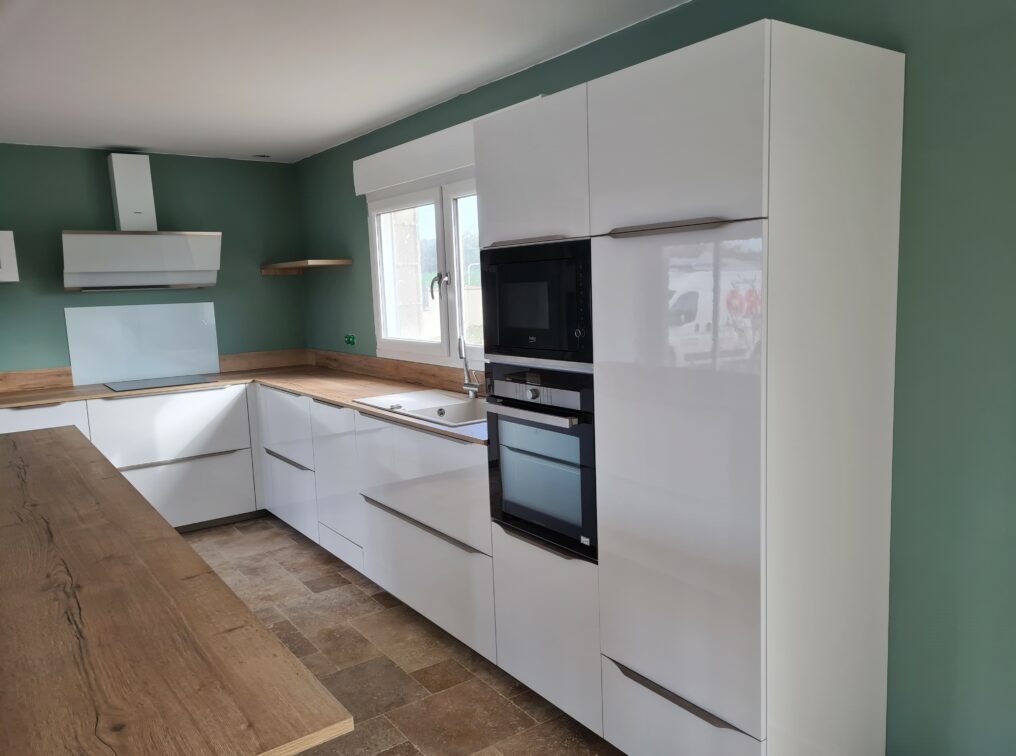 cuisine-moderne-vert-blanc-decor-bois