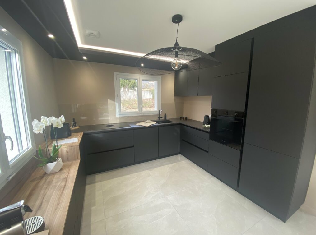 cuisine-moderne-industriel-noir-decor-bois-chambery