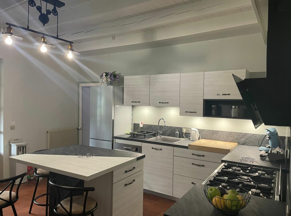 cuisine-moderne-rangements-espace-repas-villereal
