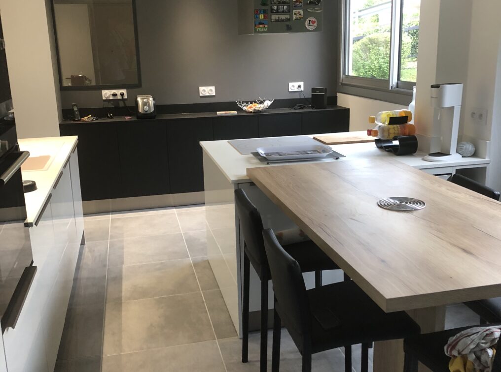cuisine-spacieuse-elegante-avec-verrieres-clermont