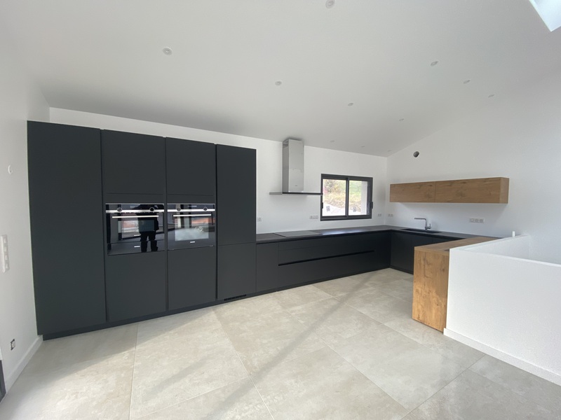 Cuisine-moderne-spacieuse-noir-mat-clermont-ferrand