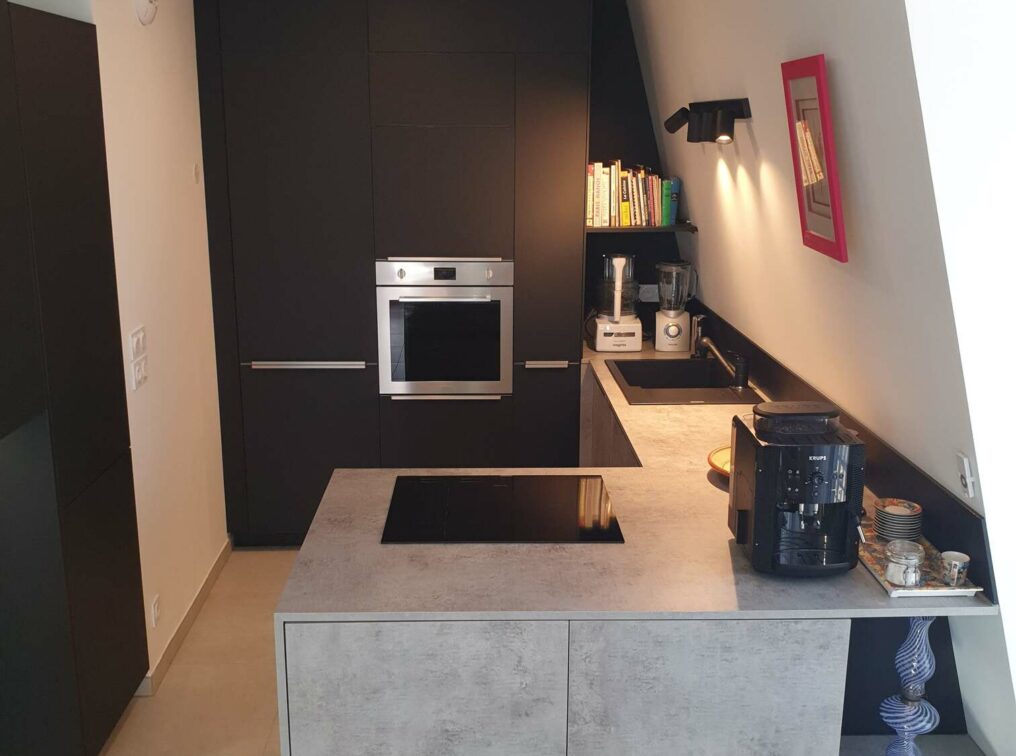 cuisine-contemporaine-elegante-gris-noir-chambery