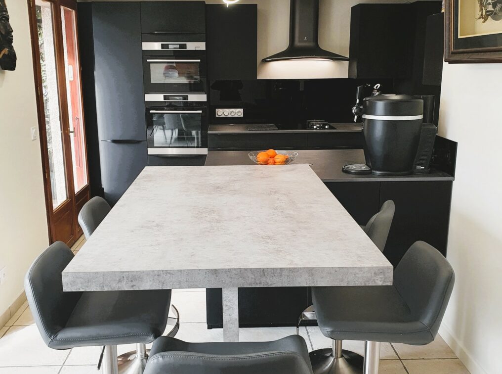 cuisine-conviviale-noir-gris-chambery