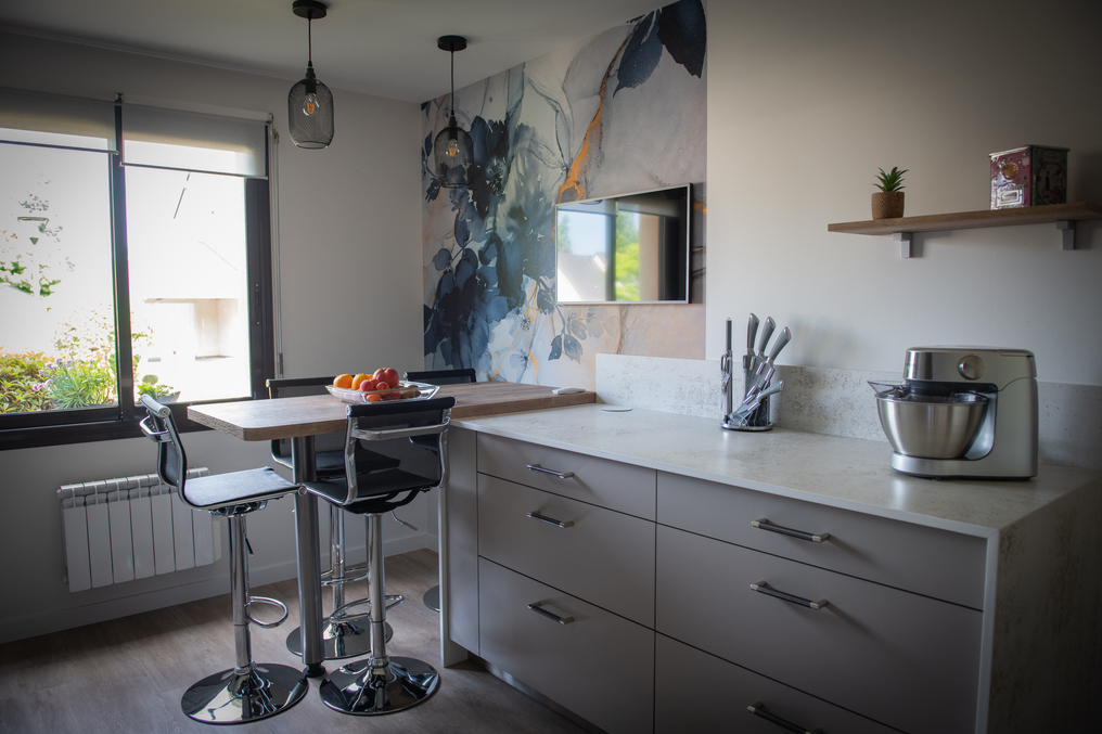 cuisine-moderne-lumineuse-coin-repas-chateaubriant
