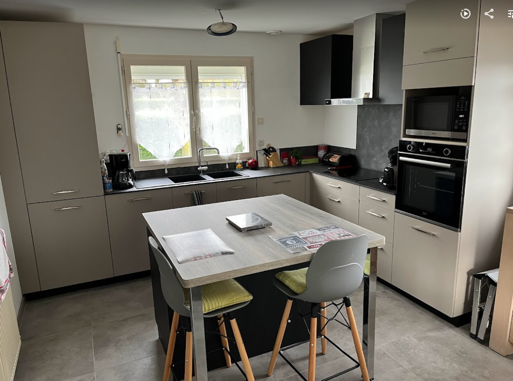 cuisine-contemporaine-sobre-fonctionnelle-noir-beige-marquise