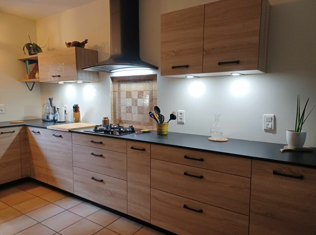 cuisine-contemporaine-industriel-noir-bois-colomiers