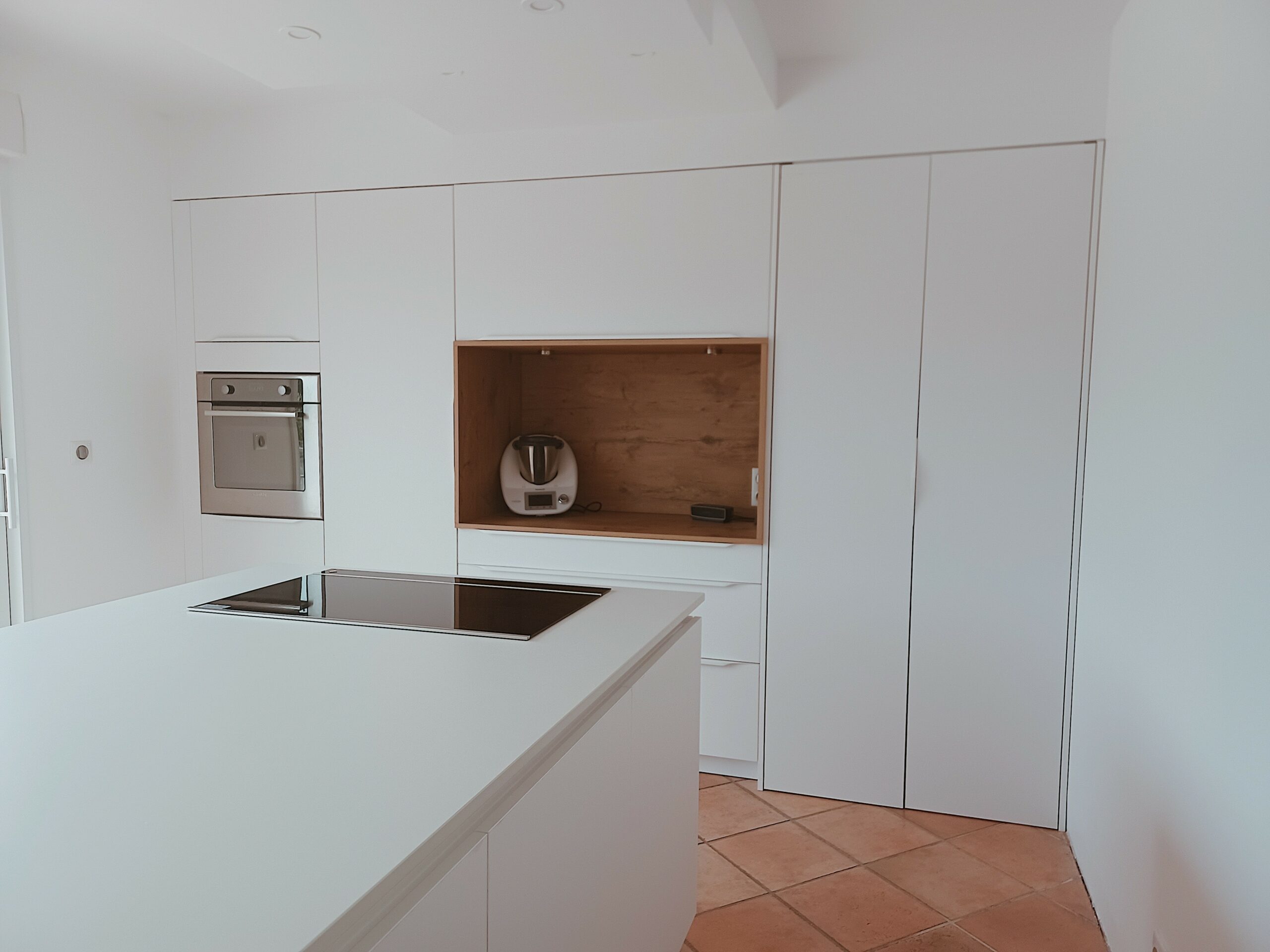 cuisine-moderne-blanche-lumineuse-epuree-colomiers