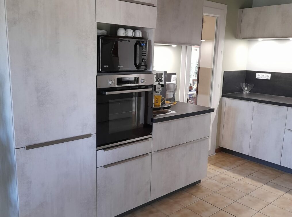 Cuisine contemporaine décor minéral et béton perlé