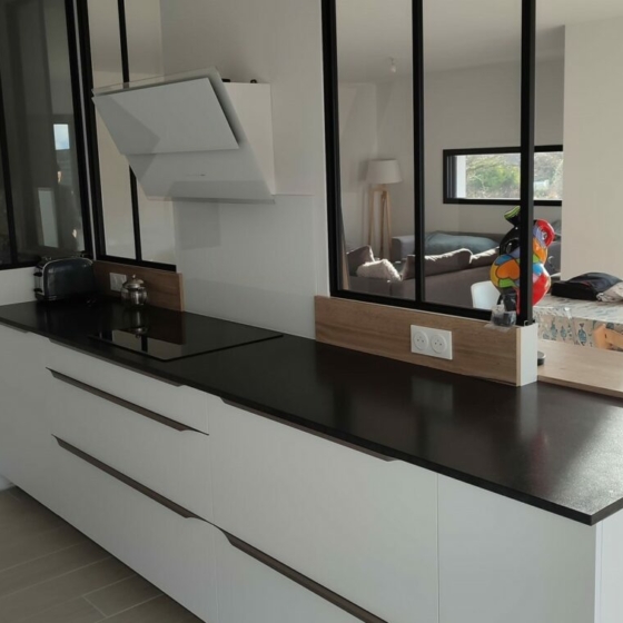 cuisine-moderne-plan-travail-granit-noir-saint-renan