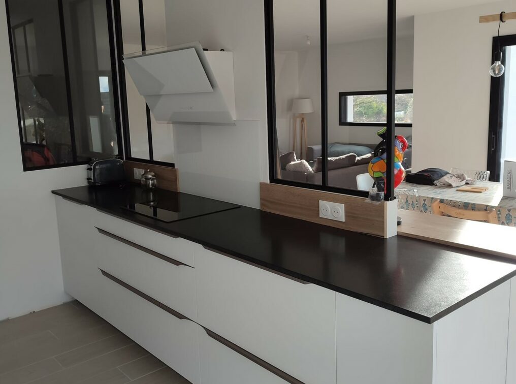cuisine-moderne-plan-travail-granit-noir-saint-renan