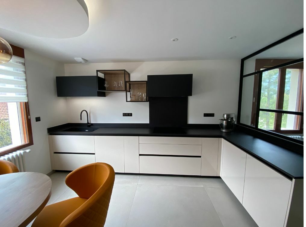 cuisine-plan-travail-noir--façades-blanc-bourgoin-jallieu