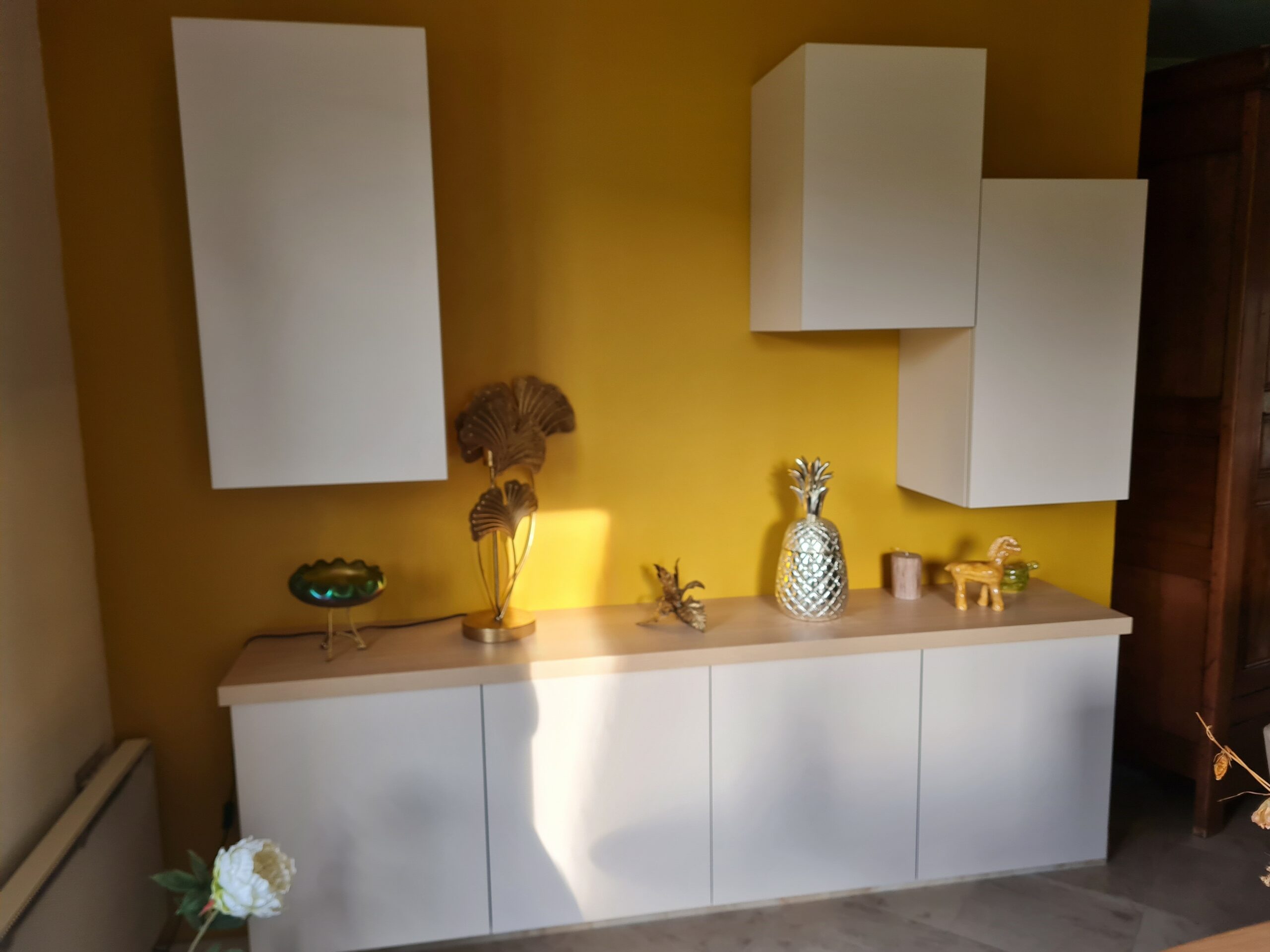 meuble-salon-mur-jaune