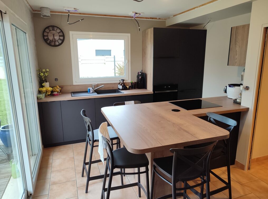 cuisine-moderne-conviviale-noir-bois-saint-renan