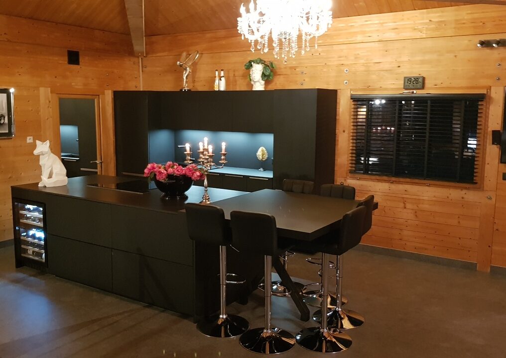 cuisine-mur-bois-luminaire-chambery