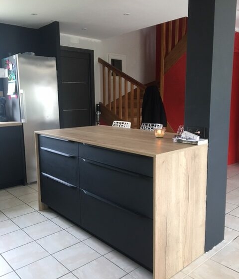 cuisine-contemporaine-moderne-bois-noir-ergonomique-saint-renan