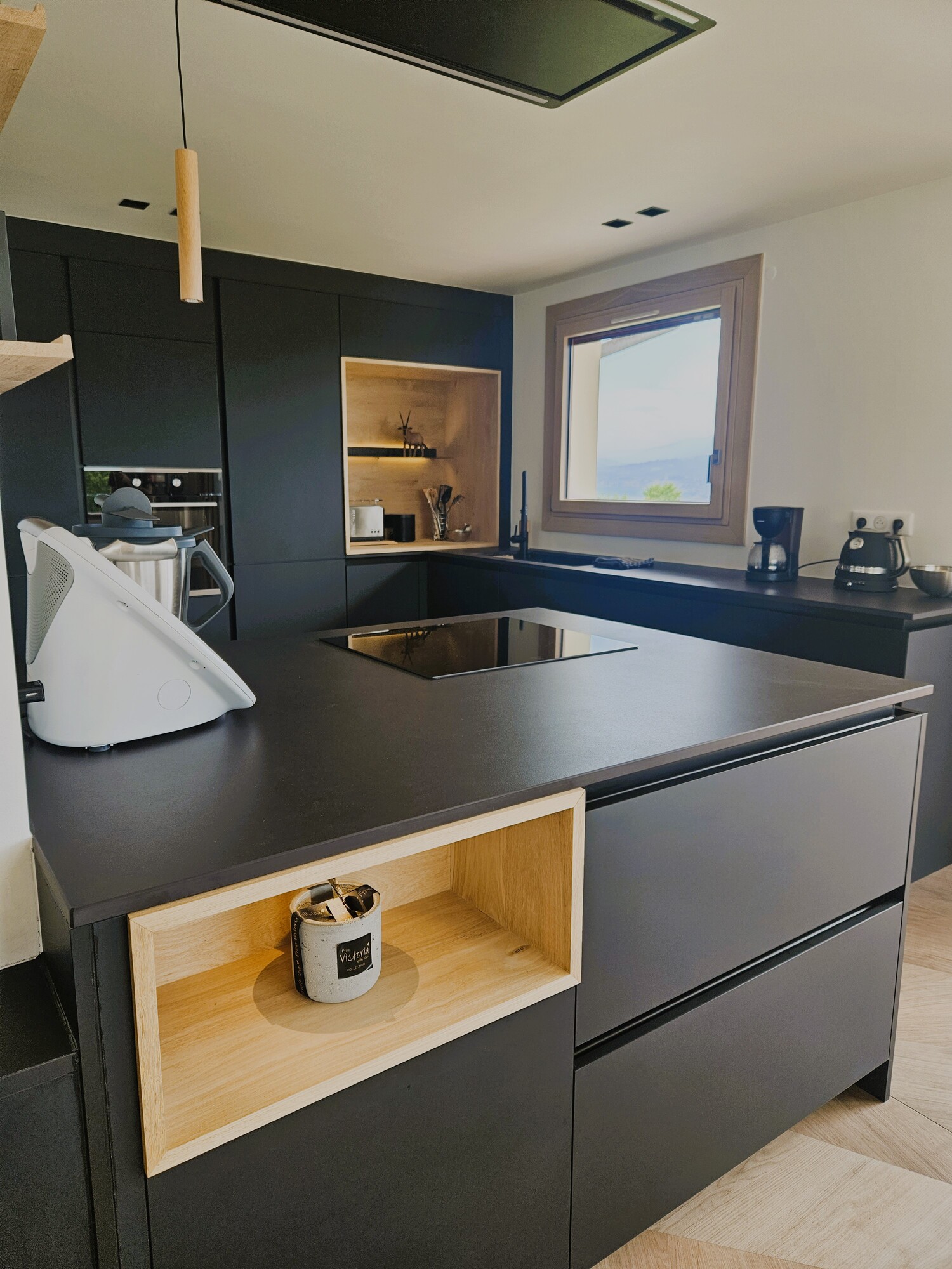 cuisine-design-noir-mat-bois
