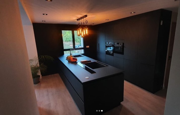 cuisine-minimaliste-monocrhome-noir-fleury-les-aubrais