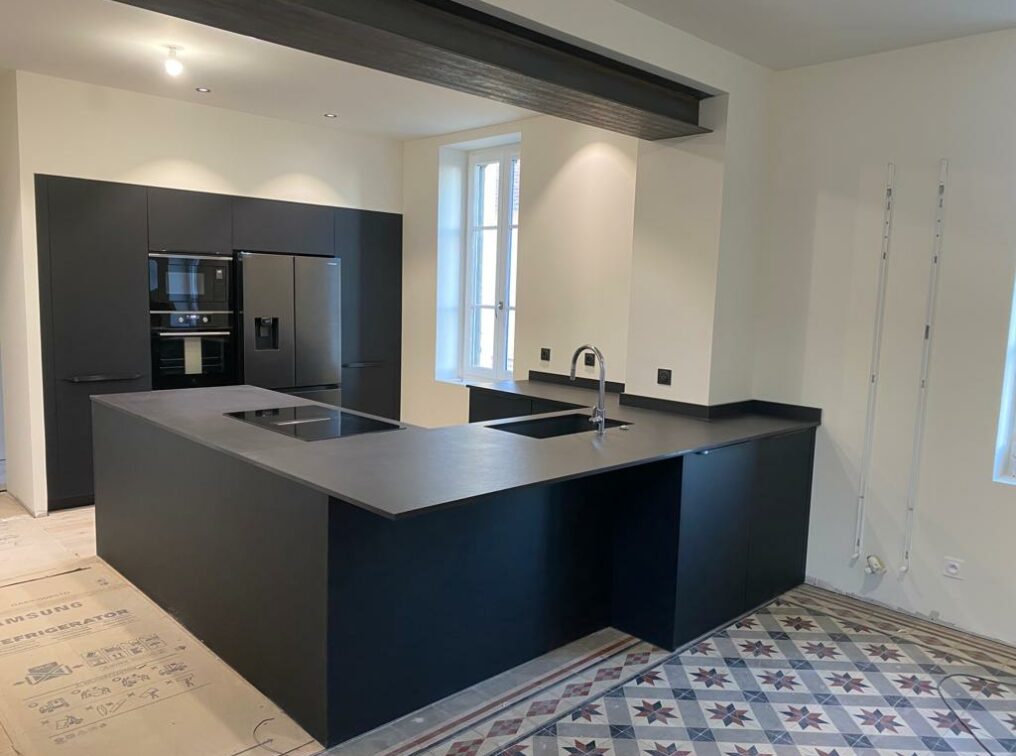 cuisine-moderne-classe-elegante-noire-montauban